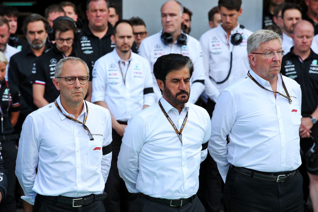 GP ITALIA, (L to R): Stefano Domenicali (ITA) Formula One President e CEO; Mohammed Bin Sulayem (UAE) FIA President; e Ross Brawn (GBR) Managing Director, Motor Sports, in the pits as a minutes's silence is held in memory of Queen Elizabeth II.
09.09.2022. Formula 1 World Championship, Rd 16, Italian Grand Prix, Monza, Italy, Practice Day.
 - www.xpbimages.com, EMail: requests@xpbimages.com © Copyright: Coates / XPB Images