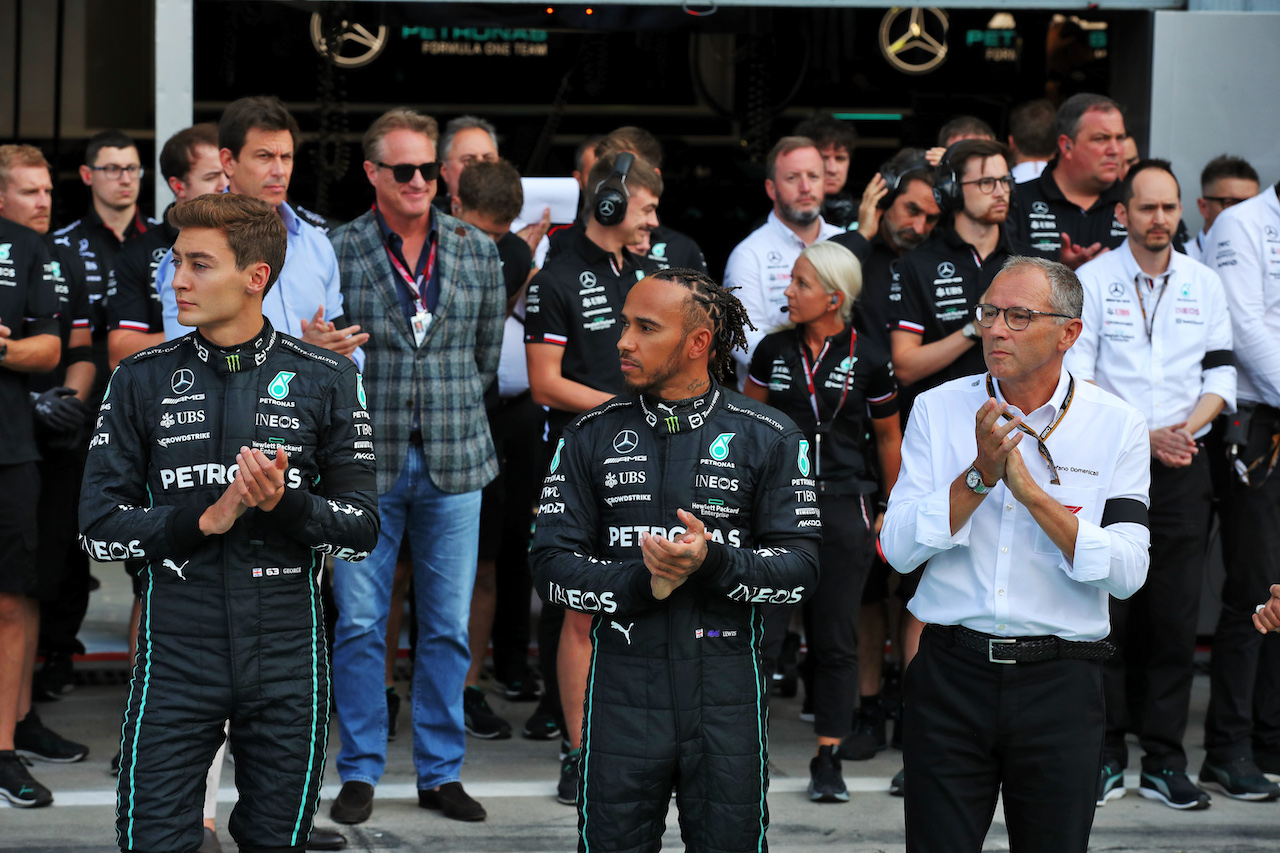 GP ITALIA, (L to R): George Russell (GBR) Mercedes AMG F1; Lewis Hamilton (GBR) Mercedes AMG F1; e Stefano Domenicali (ITA) Formula One President e CEO, in the pits as a minutes's silence is held in memory of Queen Elizabeth II.
09.09.2022. Formula 1 World Championship, Rd 16, Italian Grand Prix, Monza, Italy, Practice Day.
 - www.xpbimages.com, EMail: requests@xpbimages.com © Copyright: Coates / XPB Images