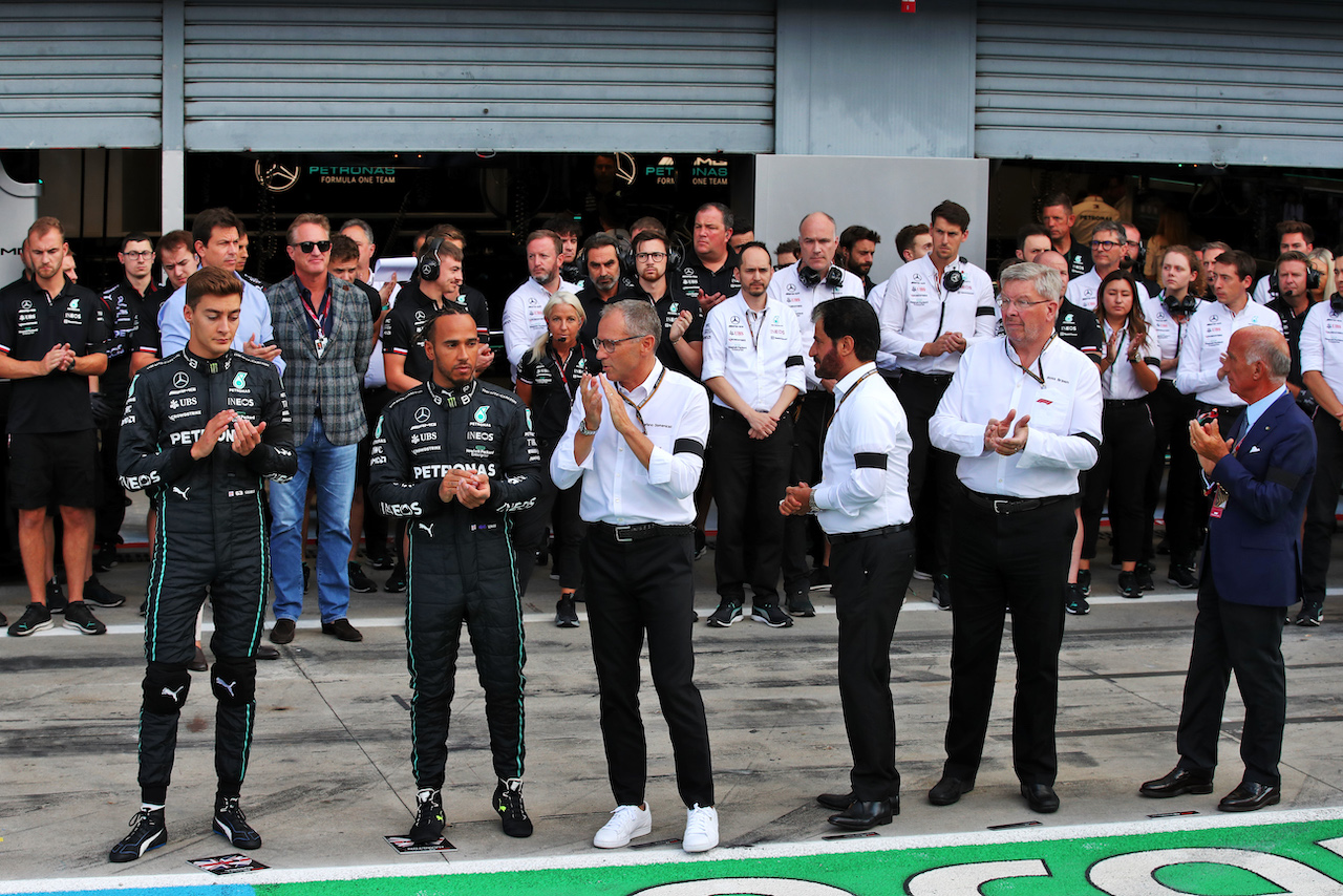 GP ITALIA, (L to R): George Russell (GBR) Mercedes AMG F1; Lewis Hamilton (GBR) Mercedes AMG F1; Stefano Domenicali (ITA) Formula One President e CEO; Mohammed Bin Sulayem (UAE) FIA President; Ross Brawn (GBR) Managing Director, Motor Sports; e Dr. Angelo Sticchi Damiani (ITA) Aci Csai President, in the pits as a minutes's silence is held in memory of Queen Elizabeth II.
09.09.2022. Formula 1 World Championship, Rd 16, Italian Grand Prix, Monza, Italy, Practice Day.
 - www.xpbimages.com, EMail: requests@xpbimages.com © Copyright: Coates / XPB Images