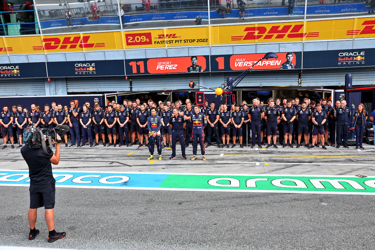GP ITALIA, (L to R): Sergio Perez (MEX) Red Bull Racing; Christian Horner (GBR) Red Bull Racing Team Principal; e Max Verstappen (NLD) Red Bull Racing, in the pits as a minute's silence is held in memory of Queen Elizabeth II.
09.09.2022. Formula 1 World Championship, Rd 16, Italian Grand Prix, Monza, Italy, Practice Day.
- www.xpbimages.com, EMail: requests@xpbimages.com © Copyright: Batchelor / XPB Images