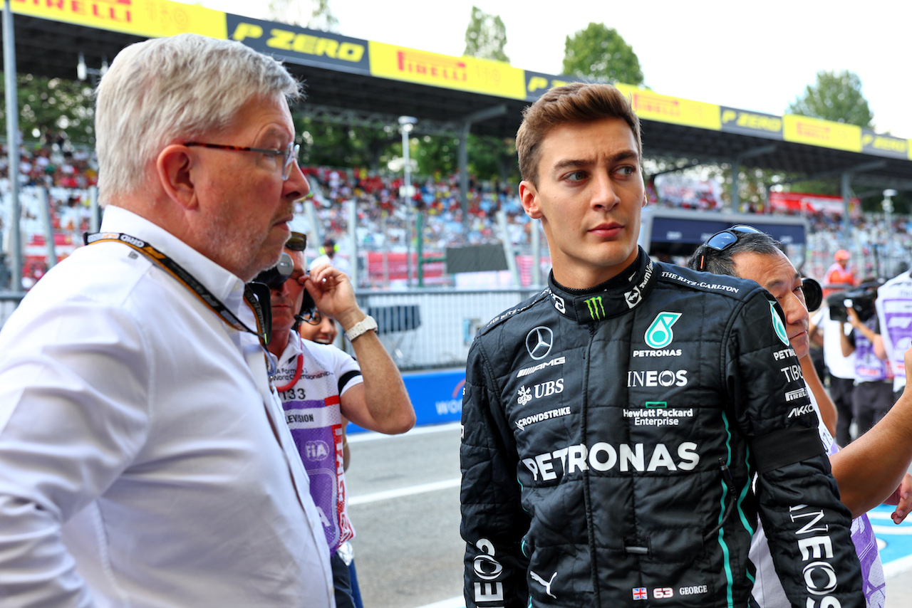 GP ITALIA, (L to R): Ross Brawn (GBR) Managing Director, Motor Sports with George Russell (GBR) Mercedes AMG F1.
09.09.2022. Formula 1 World Championship, Rd 16, Italian Grand Prix, Monza, Italy, Practice Day.
- www.xpbimages.com, EMail: requests@xpbimages.com © Copyright: Batchelor / XPB Images