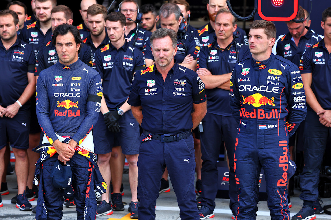 GP ITALIA, (L to R): Sergio Perez (MEX) Red Bull Racing; Christian Horner (GBR) Red Bull Racing Team Principal; e Max Verstappen (NLD) Red Bull Racing, in the pits as a minute's silence is held in memory of Queen Elizabeth II.
09.09.2022. Formula 1 World Championship, Rd 16, Italian Grand Prix, Monza, Italy, Practice Day.
- www.xpbimages.com, EMail: requests@xpbimages.com © Copyright: Batchelor / XPB Images