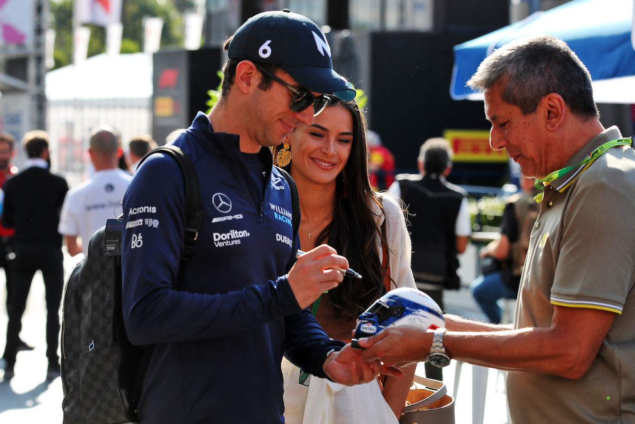 GP ITALIA, Nicholas Latifi (CDN) Williams Racing with Domenica Sandra Dziwiszek (POL).
09.09.2022. Formula 1 World Championship, Rd 16, Italian Grand Prix, Monza, Italy, Practice Day.
 - www.xpbimages.com, EMail: requests@xpbimages.com © Copyright: Coates / XPB Images