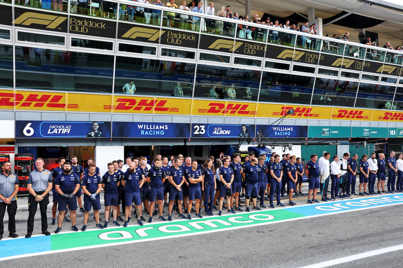 GP ITALIA, Williams Racing in the pits as a minute's silence is held in memory of Queen Elizabeth II.
09.09.2022. Formula 1 World Championship, Rd 16, Italian Grand Prix, Monza, Italy, Practice Day.
- www.xpbimages.com, EMail: requests@xpbimages.com © Copyright: Bearne / XPB Images