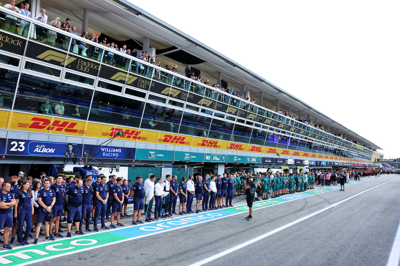GP ITALIA, Williams Racing in the pits as a minute's silence is held in memory of Queen Elizabeth II.
09.09.2022. Formula 1 World Championship, Rd 16, Italian Grand Prix, Monza, Italy, Practice Day.
- www.xpbimages.com, EMail: requests@xpbimages.com © Copyright: Bearne / XPB Images