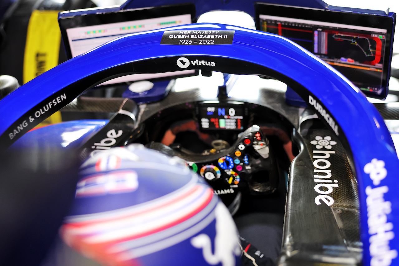 GP ITALIA, Alexander Albon (THA) Williams Racing FW44 with a tribute to Queen Elizabeth II on the Halo cockpit cover.
09.09.2022. Formula 1 World Championship, Rd 16, Italian Grand Prix, Monza, Italy, Practice Day.
- www.xpbimages.com, EMail: requests@xpbimages.com © Copyright: Bearne / XPB Images