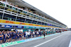 GP ITALIA, Williams Racing in the pits as a minute's silence is held in memory of Queen Elizabeth II.
09.09.2022. Formula 1 World Championship, Rd 16, Italian Grand Prix, Monza, Italy, Practice Day.
- www.xpbimages.com, EMail: requests@xpbimages.com © Copyright: Bearne / XPB Images