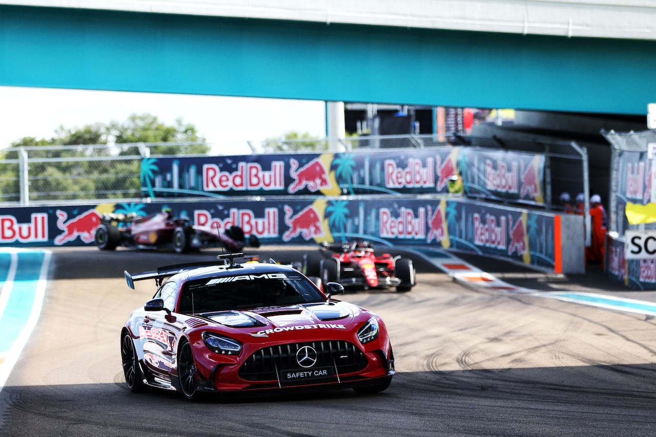 GP MIAMI, Max Verstappen (NLD) Red Bull Racing RB18 davanti a behind the Mercedes Benz FIA Safety Car.
08.05.2022. Formula 1 World Championship, Rd 5, Miami Grand Prix, Miami, Florida, USA, Gara Day.
- www.xpbimages.com, EMail: requests@xpbimages.com © Copyright: Rew / XPB Images