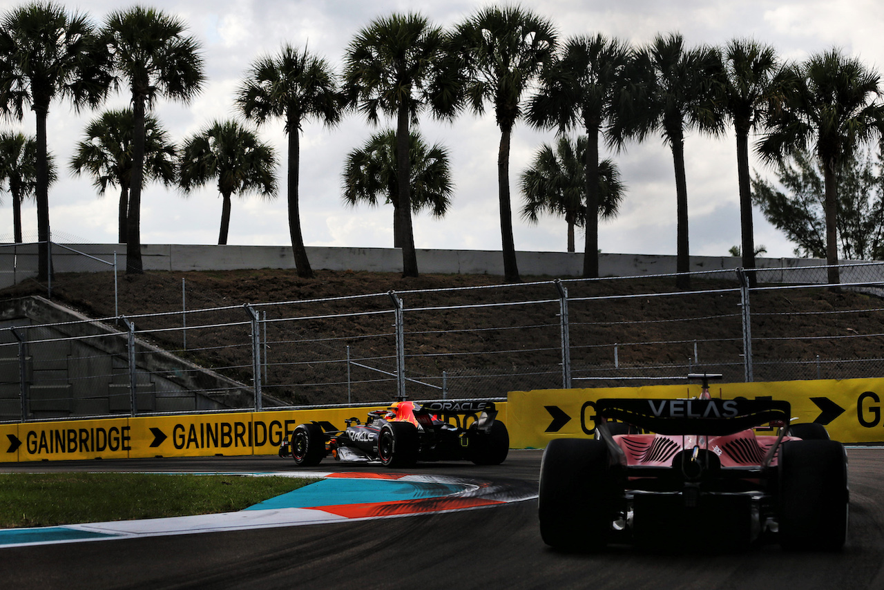 GP MIAMI, Max Verstappen (NLD) Red Bull Racing RB18 davanti a Charles Leclerc (MON) Ferrari F1-75.
08.05.2022. Formula 1 World Championship, Rd 5, Miami Grand Prix, Miami, Florida, USA, Gara Day.
- www.xpbimages.com, EMail: requests@xpbimages.com © Copyright: Rew / XPB Images