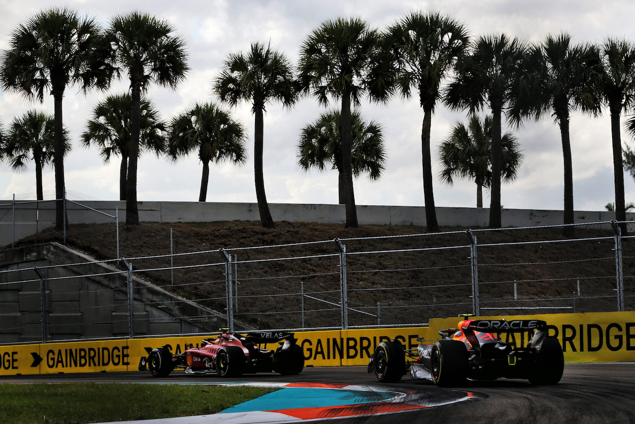 GP MIAMI, Carlos Sainz Jr (ESP) Ferrari F1-75 davanti a Sergio Perez (MEX) Red Bull Racing RB18.
08.05.2022. Formula 1 World Championship, Rd 5, Miami Grand Prix, Miami, Florida, USA, Gara Day.
- www.xpbimages.com, EMail: requests@xpbimages.com © Copyright: Rew / XPB Images