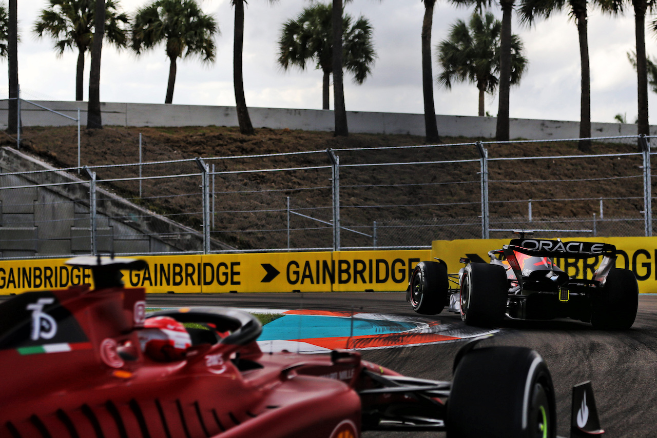 GP MIAMI, Max Verstappen (NLD) Red Bull Racing RB18 davanti a Charles Leclerc (MON) Ferrari F1-75.
08.05.2022. Formula 1 World Championship, Rd 5, Miami Grand Prix, Miami, Florida, USA, Gara Day.
- www.xpbimages.com, EMail: requests@xpbimages.com © Copyright: Rew / XPB Images