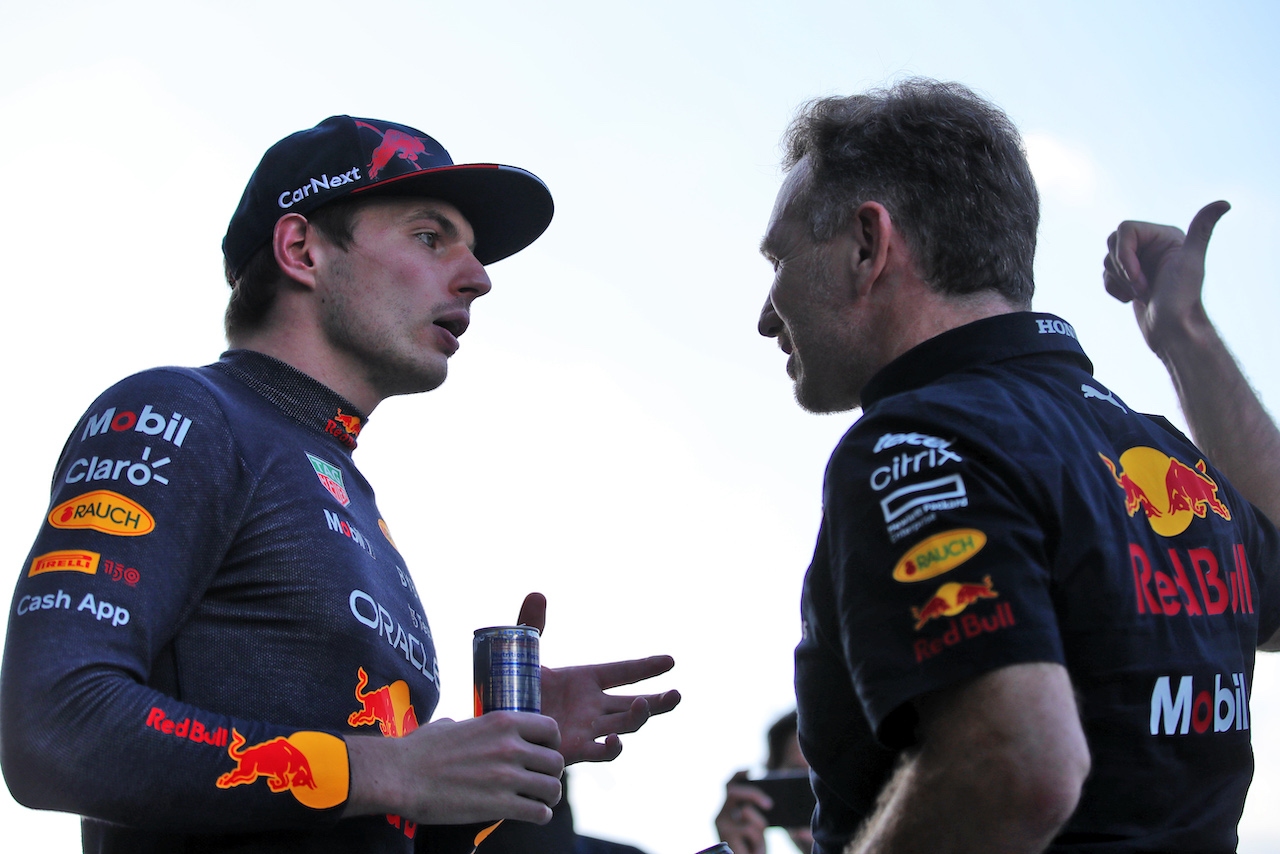 GP MIAMI, (L to R): vincitore Max Verstappen (NLD) Red Bull Racing with Christian Horner (GBR) Red Bull Racing Team Principal.
08.05.2022. Formula 1 World Championship, Rd 5, Miami Grand Prix, Miami, Florida, USA, Gara Day.
 - www.xpbimages.com, EMail: requests@xpbimages.com © Copyright: Coates / XPB Images