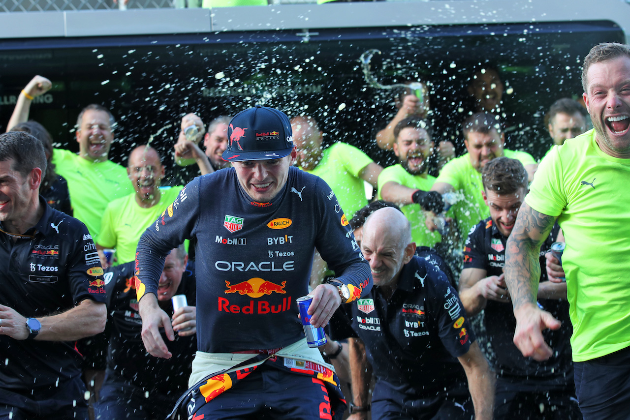 GP MIAMI, Gara winner Max Verstappen (NLD) Red Bull Racing celebrates with the team.
08.05.2022. Formula 1 World Championship, Rd 5, Miami Grand Prix, Miami, Florida, USA, Gara Day.
 - www.xpbimages.com, EMail: requests@xpbimages.com © Copyright: Coates / XPB Images