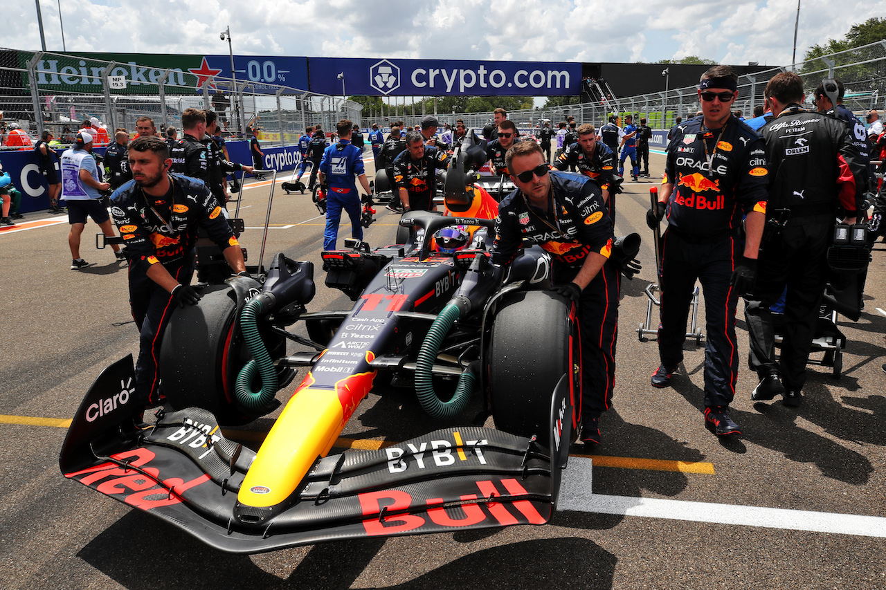 GP MIAMI, Sergio Perez (MEX) Red Bull Racing RB18 on the grid.
08.05.2022. Formula 1 World Championship, Rd 5, Miami Grand Prix, Miami, Florida, USA, Gara Day.
 - www.xpbimages.com, EMail: requests@xpbimages.com © Copyright: Coates / XPB Images