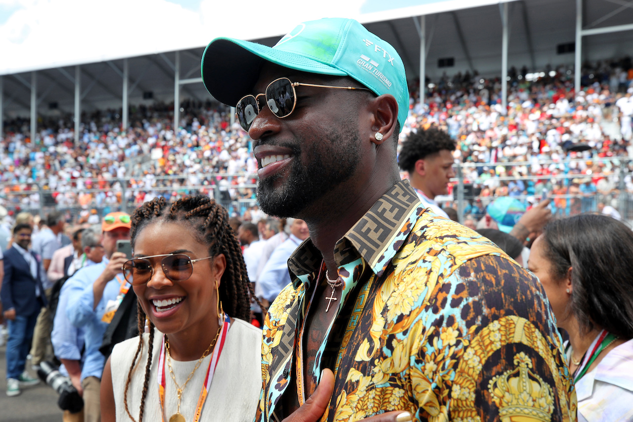 GP MIAMI, (L to R): Gabrielle Union (USA) Actress with her husband Dwyane Wade (USA) Former Basketball Player on the grid.
08.05.2022. Formula 1 World Championship, Rd 5, Miami Grand Prix, Miami, Florida, USA, Gara Day.
 - www.xpbimages.com, EMail: requests@xpbimages.com © Copyright: Coates / XPB Images