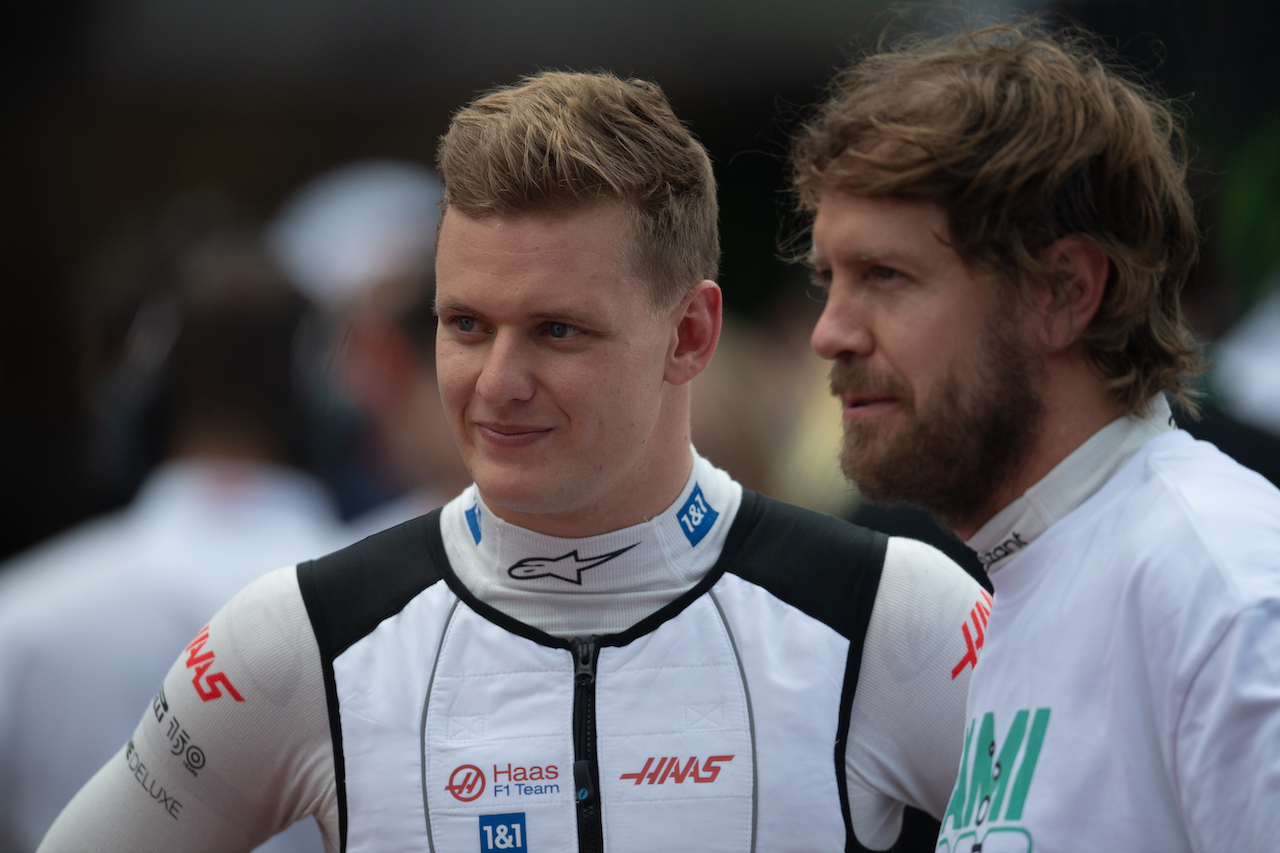 GP MIAMI, (L to R): Mick Schumacher (GER) Haas F1 Team with Sebastian Vettel (GER) Aston Martin F1 Team on the grid.
08.05.2022. Formula 1 World Championship, Rd 5, Miami Grand Prix, Miami, Florida, USA, Gara Day.
- www.xpbimages.com, EMail: requests@xpbimages.com © Copyright: Price / XPB Images