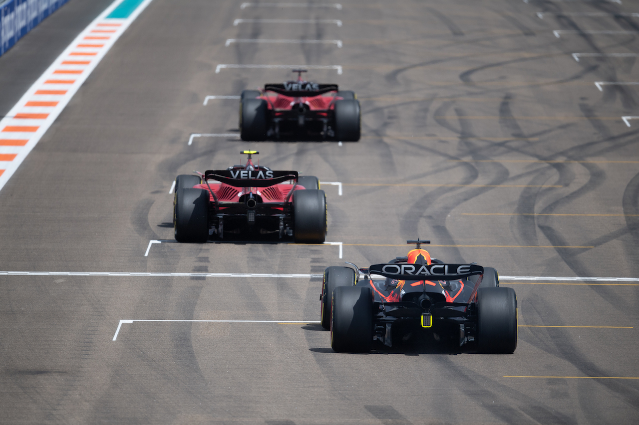 GP MIAMI, Charles Leclerc (MON) Ferrari F1-75 davanti a Carlos Sainz Jr (ESP) Ferrari F1-75 e Max Verstappen (NLD) Red Bull Racing RB18.
08.05.2022. Formula 1 World Championship, Rd 5, Miami Grand Prix, Miami, Florida, USA, Gara Day.
- www.xpbimages.com, EMail: requests@xpbimages.com © Copyright: Price / XPB Images