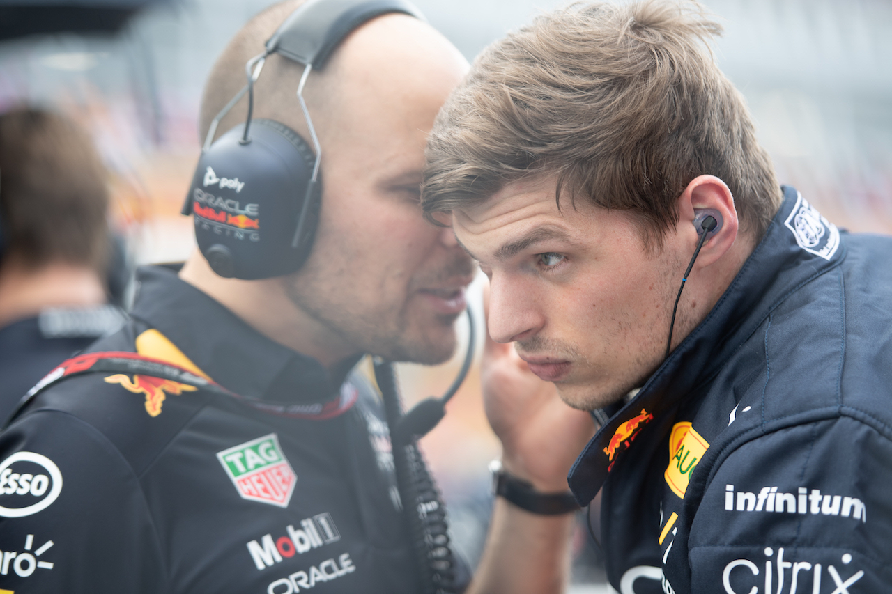 GP MIAMI, (L to R): Gianpiero Lambiase (ITA) Red Bull Racing Engineer with Max Verstappen (NLD) Red Bull Racing on the grid.
08.05.2022. Formula 1 World Championship, Rd 5, Miami Grand Prix, Miami, Florida, USA, Gara Day.
- www.xpbimages.com, EMail: requests@xpbimages.com © Copyright: Price / XPB Images