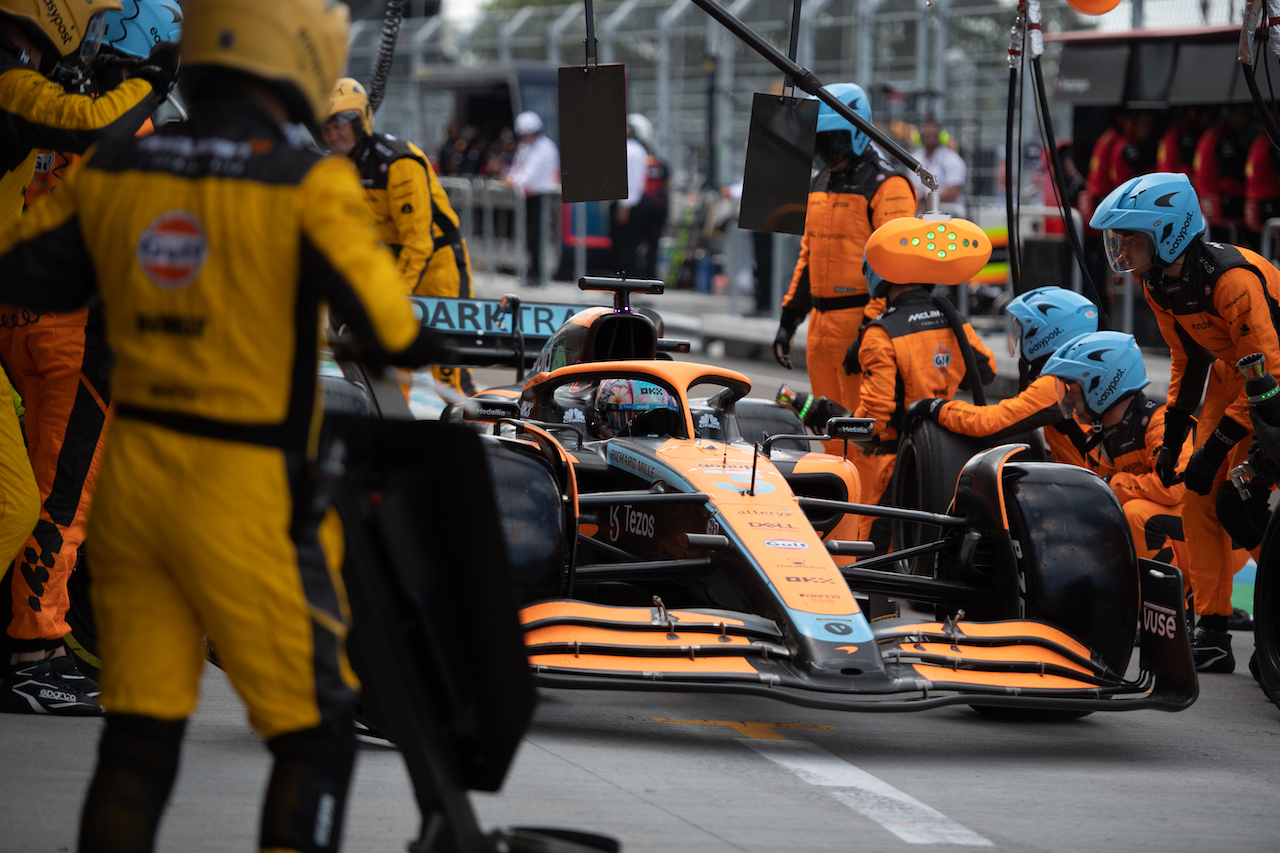 GP MIAMI, Daniel Ricciardo (AUS) McLaren MCL36 makes a pit stop.
08.05.2022. Formula 1 World Championship, Rd 5, Miami Grand Prix, Miami, Florida, USA, Gara Day.
- www.xpbimages.com, EMail: requests@xpbimages.com © Copyright: Price / XPB Images