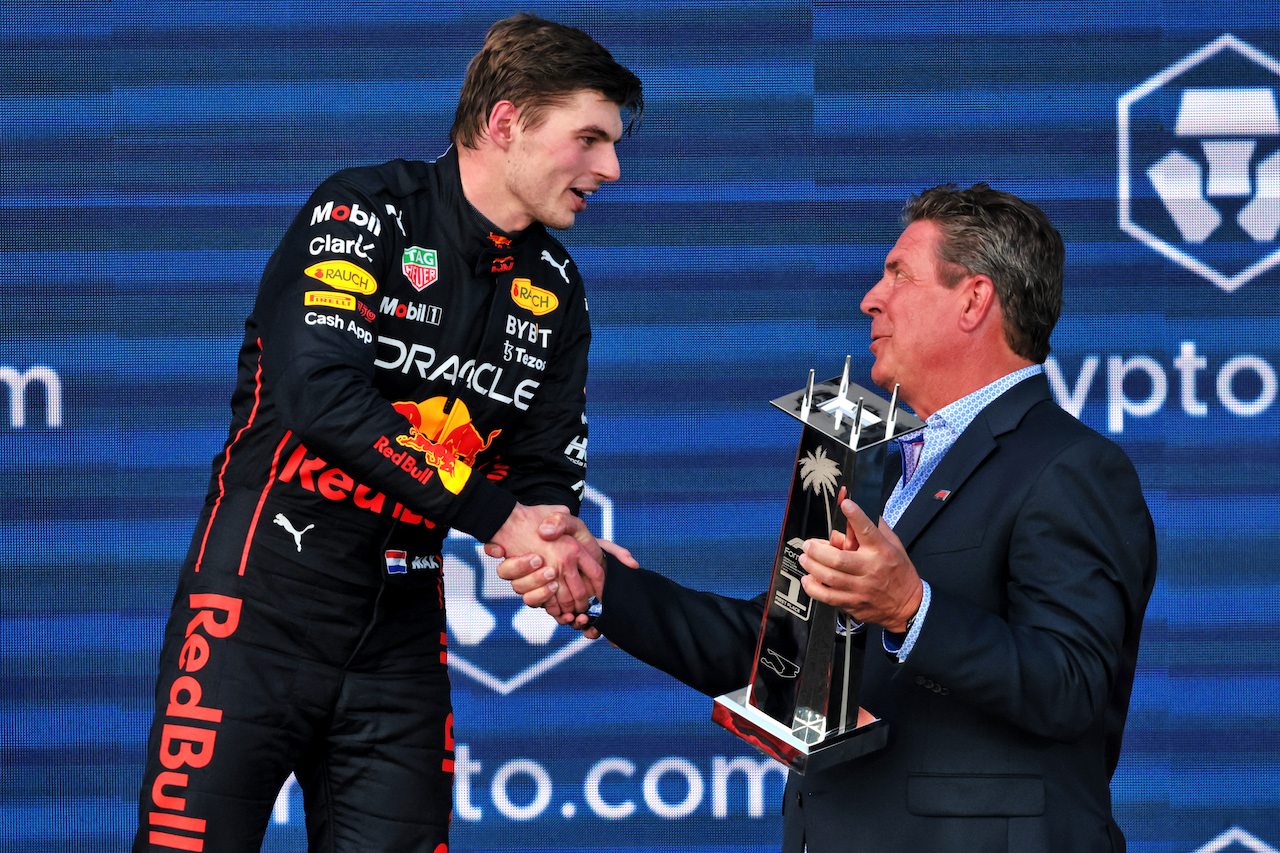 GP MIAMI, Gara winner Max Verstappen (NLD) Red Bull Racing celebrates with  Dan Marino (USA) American Football Legend on the podium.
08.05.2022. Formula 1 World Championship, Rd 5, Miami Grand Prix, Miami, Florida, USA, Gara Day.
- www.xpbimages.com, EMail: requests@xpbimages.com © Copyright: Bearne / XPB Images