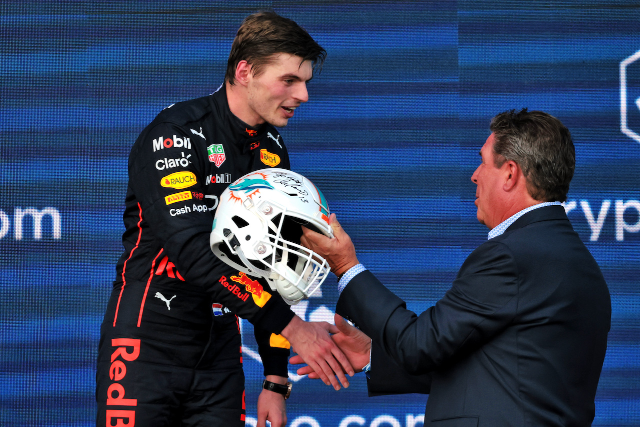 GP MIAMI, Gara winner Max Verstappen (NLD) Red Bull Racing celebrates with  Dan Marino (USA) American Football Legend on the podium.
08.05.2022. Formula 1 World Championship, Rd 5, Miami Grand Prix, Miami, Florida, USA, Gara Day.
- www.xpbimages.com, EMail: requests@xpbimages.com © Copyright: Bearne / XPB Images