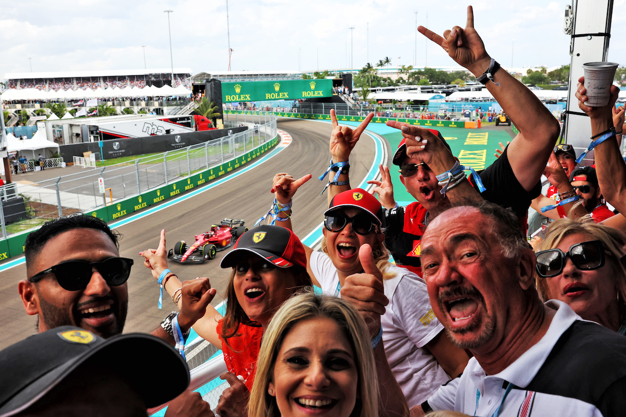 GP MIAMI, Ferrari fans e Carlos Sainz Jr (ESP) Ferrari F1-75.
08.05.2022. Formula 1 World Championship, Rd 5, Miami Grand Prix, Miami, Florida, USA, Gara Day.
- www.xpbimages.com, EMail: requests@xpbimages.com © Copyright: Bearne / XPB Images