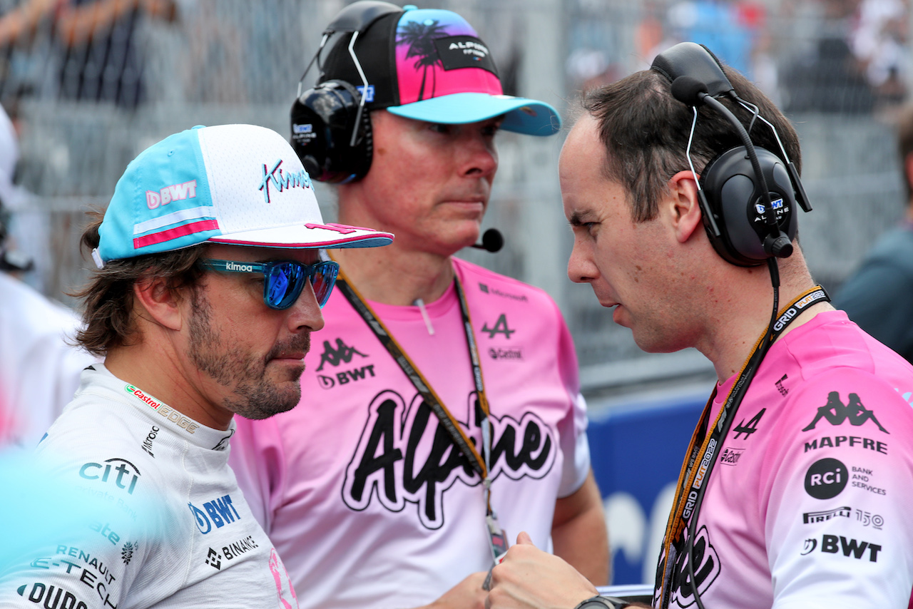 GP MIAMI, (L to R): Fernando Alonso (ESP) Alpine F1 Team with Karel Loos (BEL) Alpine F1 Team Gara Engineer on the grid.
08.05.2022. Formula 1 World Championship, Rd 5, Miami Grand Prix, Miami, Florida, USA, Gara Day.
- www.xpbimages.com, EMail: requests@xpbimages.com © Copyright: Price / XPB Images