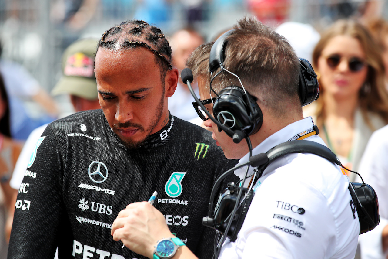 GP MIAMI, Lewis Hamilton (GBR) Mercedes AMG F1 with Peter Bonnington (GBR) Mercedes AMG F1 Gara Engineer on the grid.
08.05.2022. Formula 1 World Championship, Rd 5, Miami Grand Prix, Miami, Florida, USA, Gara Day.
 - www.xpbimages.com, EMail: requests@xpbimages.com © Copyright: Coates / XPB Images