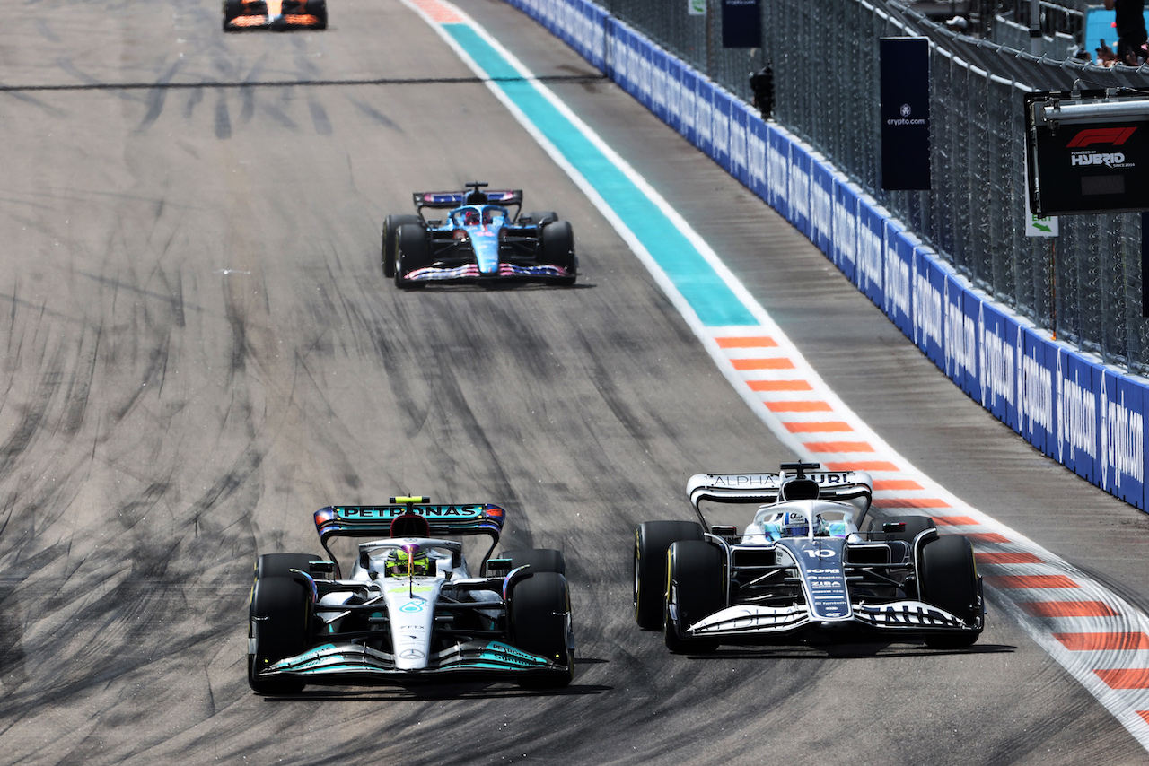 GP MIAMI, Lewis Hamilton (GBR) Mercedes AMG F1 W13 e Pierre Gasly (FRA) AlphaTauri AT03 battle for position.
08.05.2022. Formula 1 World Championship, Rd 5, Miami Grand Prix, Miami, Florida, USA, Gara Day.
- www.xpbimages.com, EMail: requests@xpbimages.com © Copyright: Charniaux / XPB Images