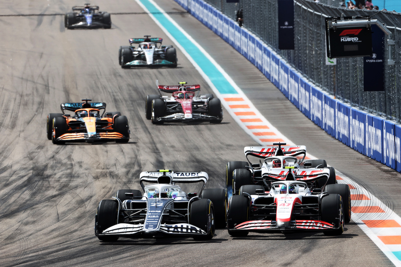 GP MIAMI, Yuki Tsunoda (JPN) AlphaTauri AT03 e Mick Schumacher (GER) Haas VF-22 battle for position.
08.05.2022. Formula 1 World Championship, Rd 5, Miami Grand Prix, Miami, Florida, USA, Gara Day.
- www.xpbimages.com, EMail: requests@xpbimages.com © Copyright: Charniaux / XPB Images