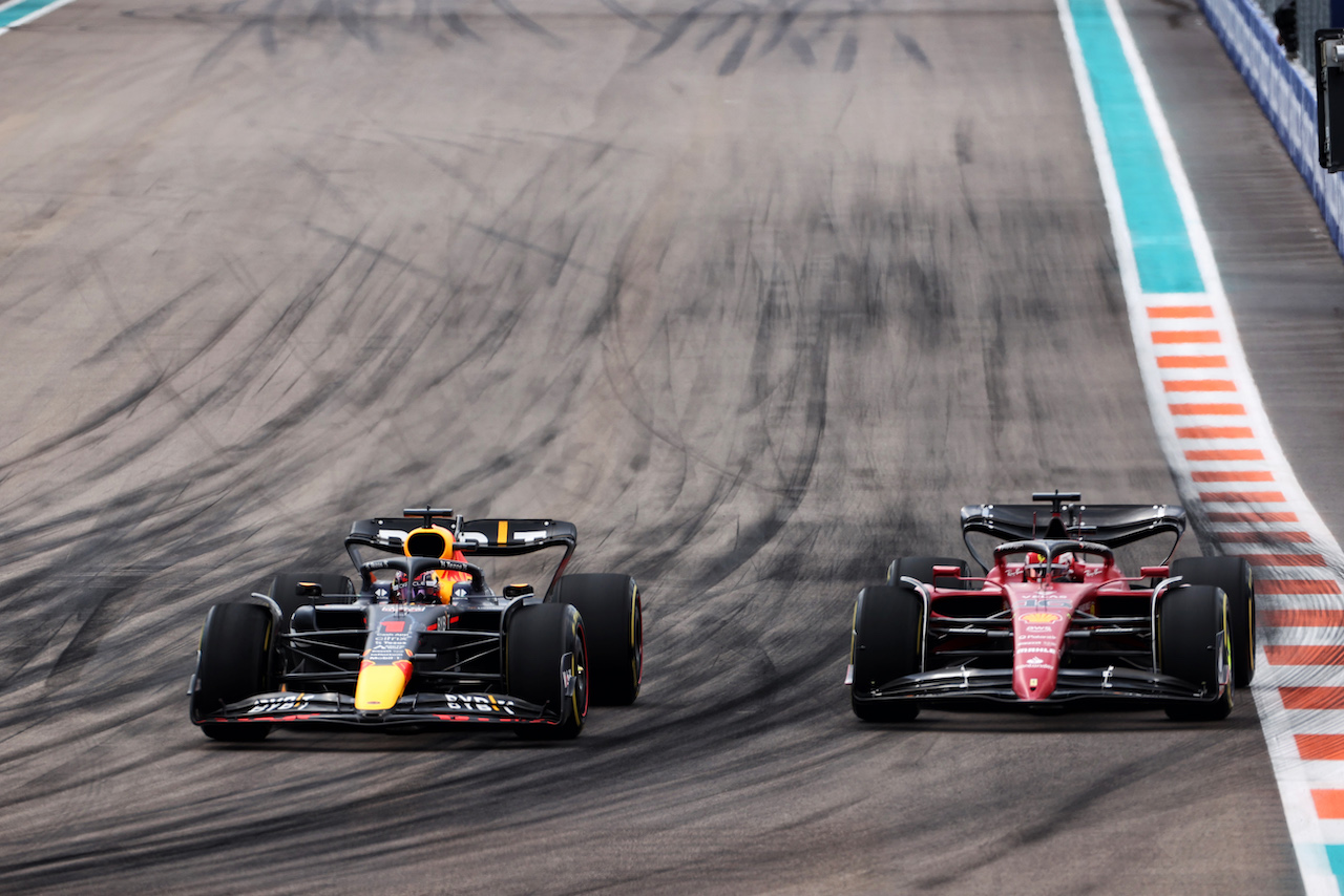 GP MIAMI, Max Verstappen (NLD) Red Bull Racing RB18 e Carlos Sainz Jr (ESP) Ferrari F1-75 battle for position.
08.05.2022. Formula 1 World Championship, Rd 5, Miami Grand Prix, Miami, Florida, USA, Gara Day.
- www.xpbimages.com, EMail: requests@xpbimages.com © Copyright: Charniaux / XPB Images