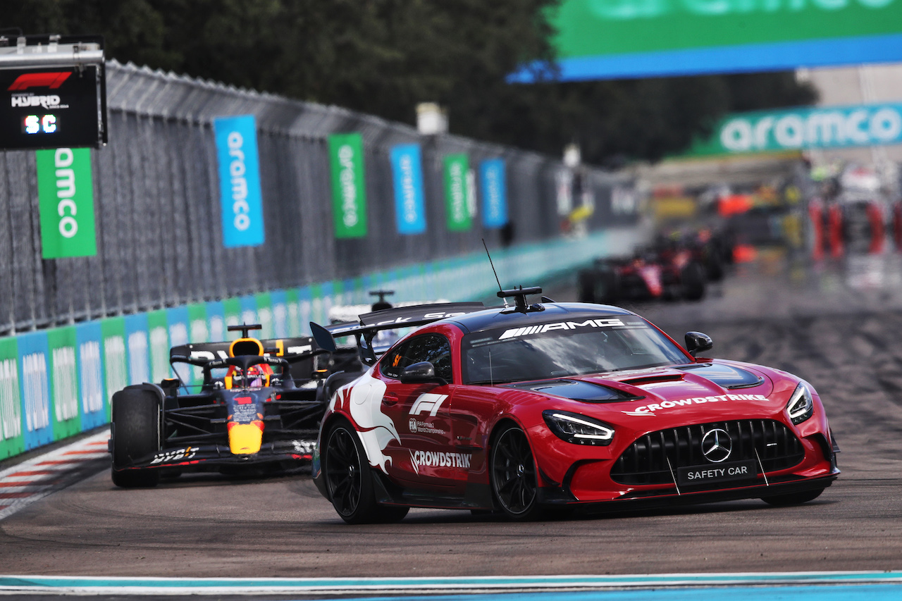 GP MIAMI, Max Verstappen (NLD) Red Bull Racing RB18 davanti a behind the Mercedes Benz FIA Safety Car.
08.05.2022. Formula 1 World Championship, Rd 5, Miami Grand Prix, Miami, Florida, USA, Gara Day.
 - www.xpbimages.com, EMail: requests@xpbimages.com © Copyright: Coates / XPB Images