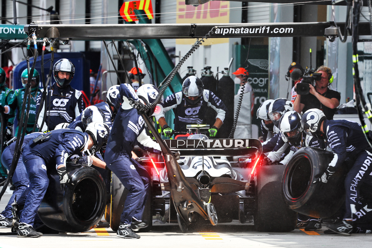 GP MIAMI, Yuki Tsunoda (JPN) AlphaTauri AT03 makes a pit stop.
08.05.2022. Formula 1 World Championship, Rd 5, Miami Grand Prix, Miami, Florida, USA, Gara Day.
- www.xpbimages.com, EMail: requests@xpbimages.com © Copyright: Batchelor / XPB Images