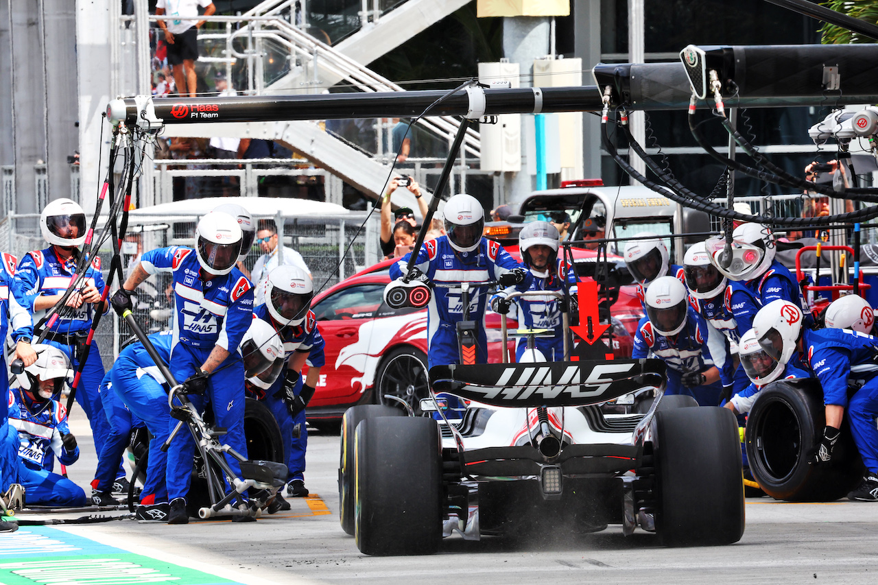 GP MIAMI, Mick Schumacher (GER) Haas VF-22 makes a pit stop.
08.05.2022. Formula 1 World Championship, Rd 5, Miami Grand Prix, Miami, Florida, USA, Gara Day.
- www.xpbimages.com, EMail: requests@xpbimages.com © Copyright: Batchelor / XPB Images