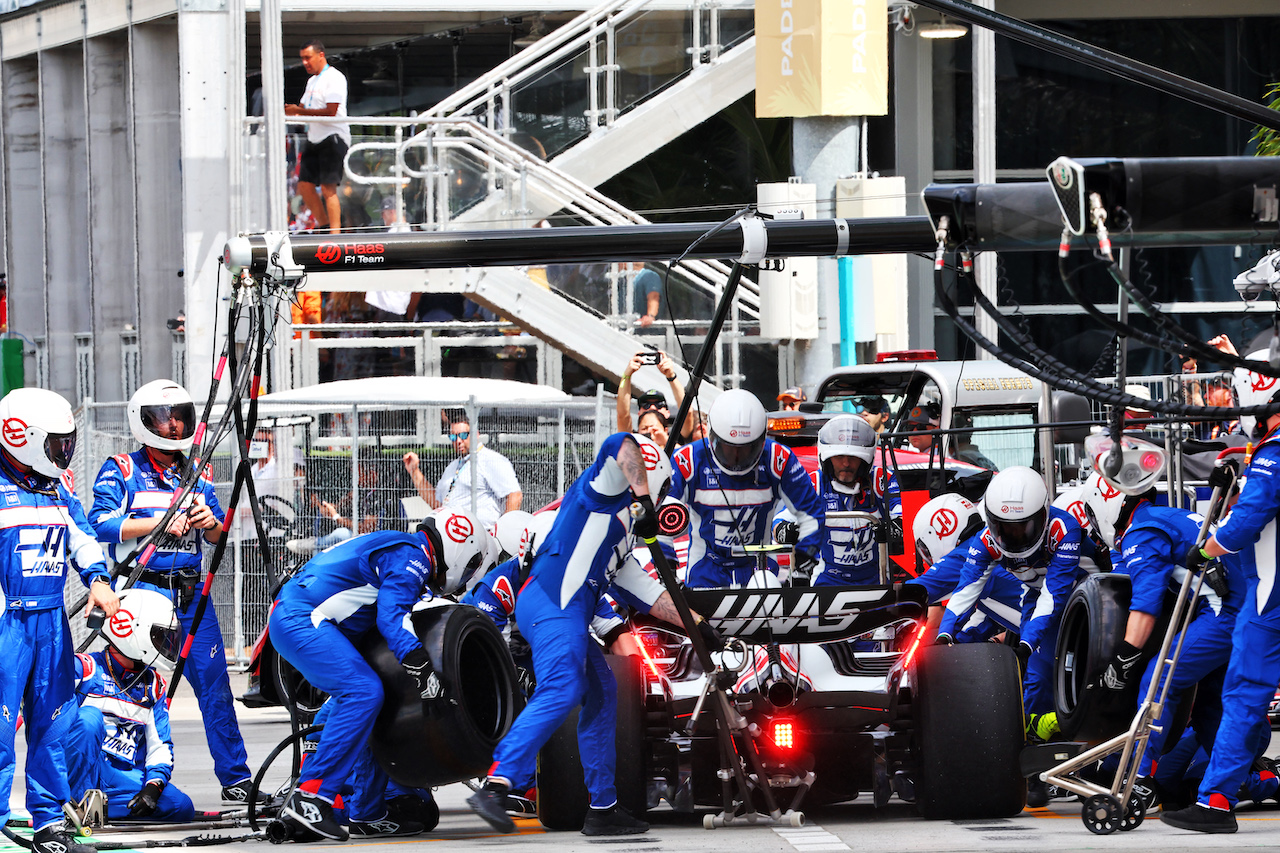 GP MIAMI, Mick Schumacher (GER) Haas VF-22 makes a pit stop.
08.05.2022. Formula 1 World Championship, Rd 5, Miami Grand Prix, Miami, Florida, USA, Gara Day.
- www.xpbimages.com, EMail: requests@xpbimages.com © Copyright: Batchelor / XPB Images