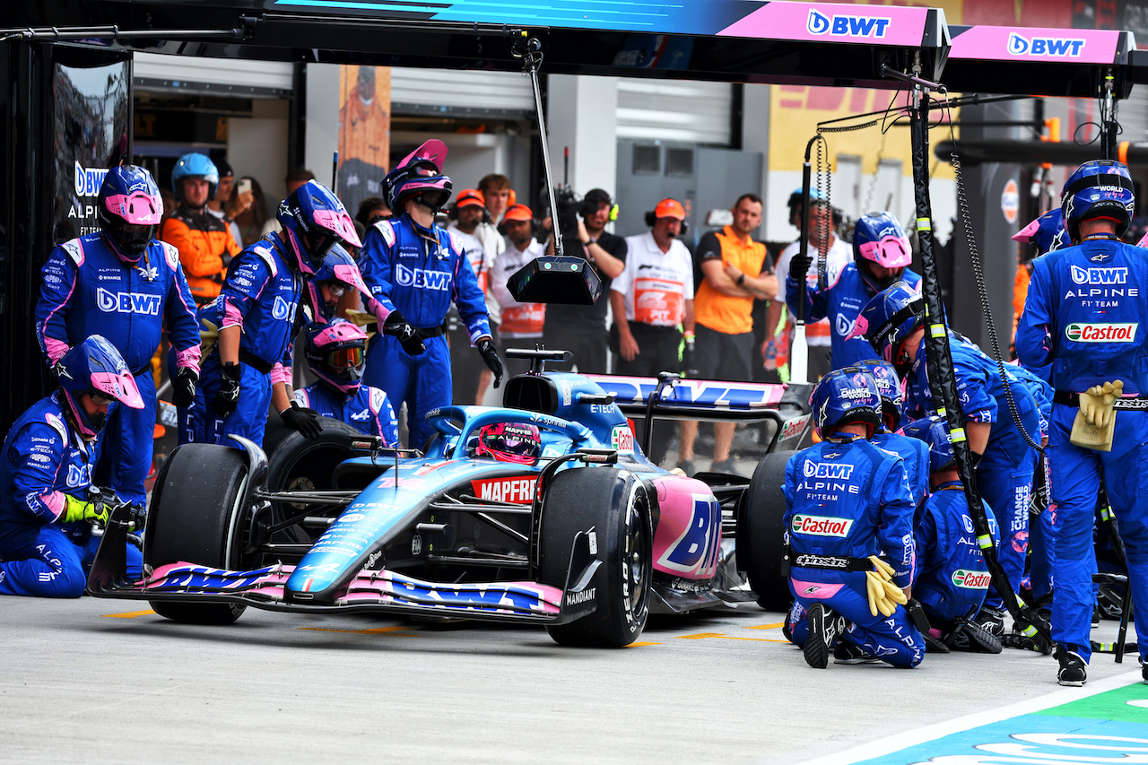 GP MIAMI, Fernando Alonso (ESP) Alpine F1 Team A522 makes a pit stop.
08.05.2022. Formula 1 World Championship, Rd 5, Miami Grand Prix, Miami, Florida, USA, Gara Day.
- www.xpbimages.com, EMail: requests@xpbimages.com © Copyright: Batchelor / XPB Images