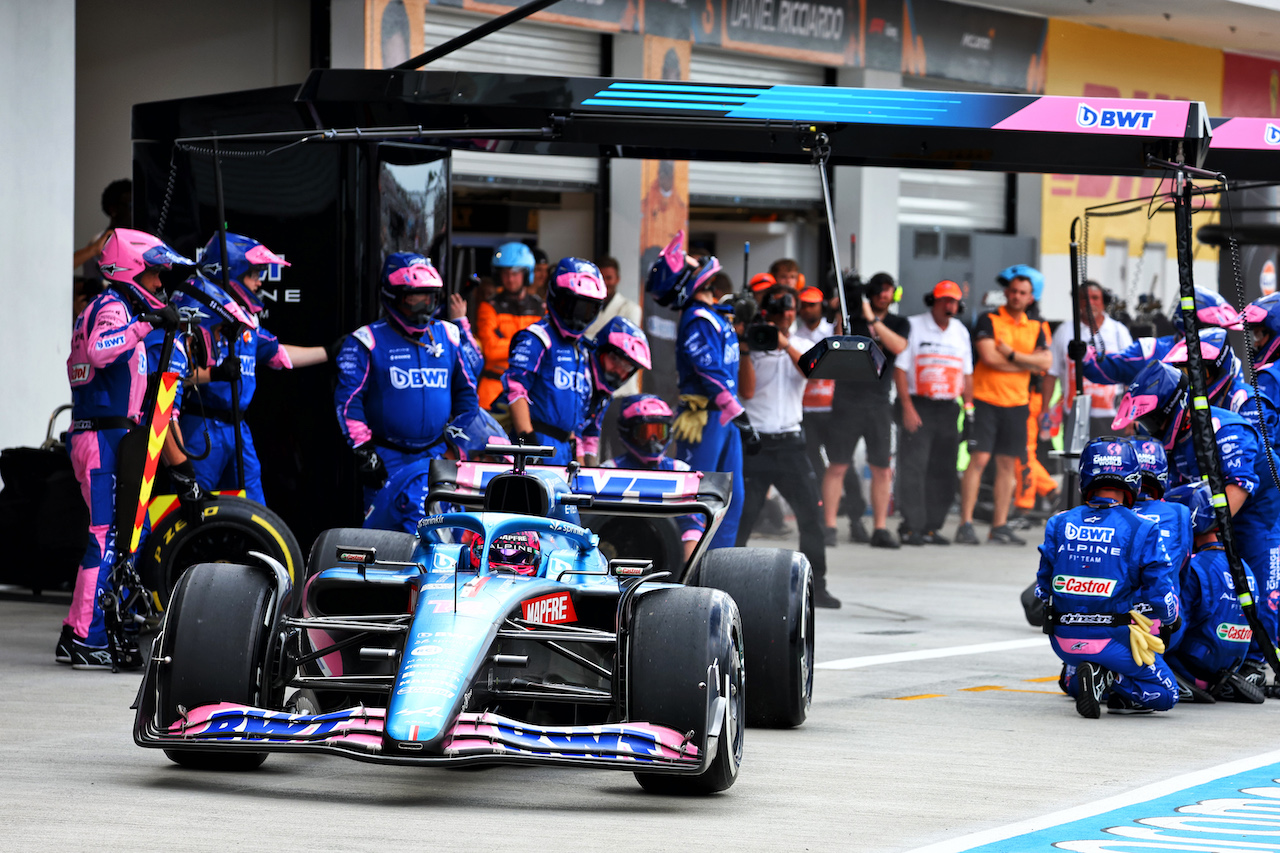 GP MIAMI, Fernando Alonso (ESP) Alpine F1 Team A522 makes a pit stop.
08.05.2022. Formula 1 World Championship, Rd 5, Miami Grand Prix, Miami, Florida, USA, Gara Day.
- www.xpbimages.com, EMail: requests@xpbimages.com © Copyright: Batchelor / XPB Images