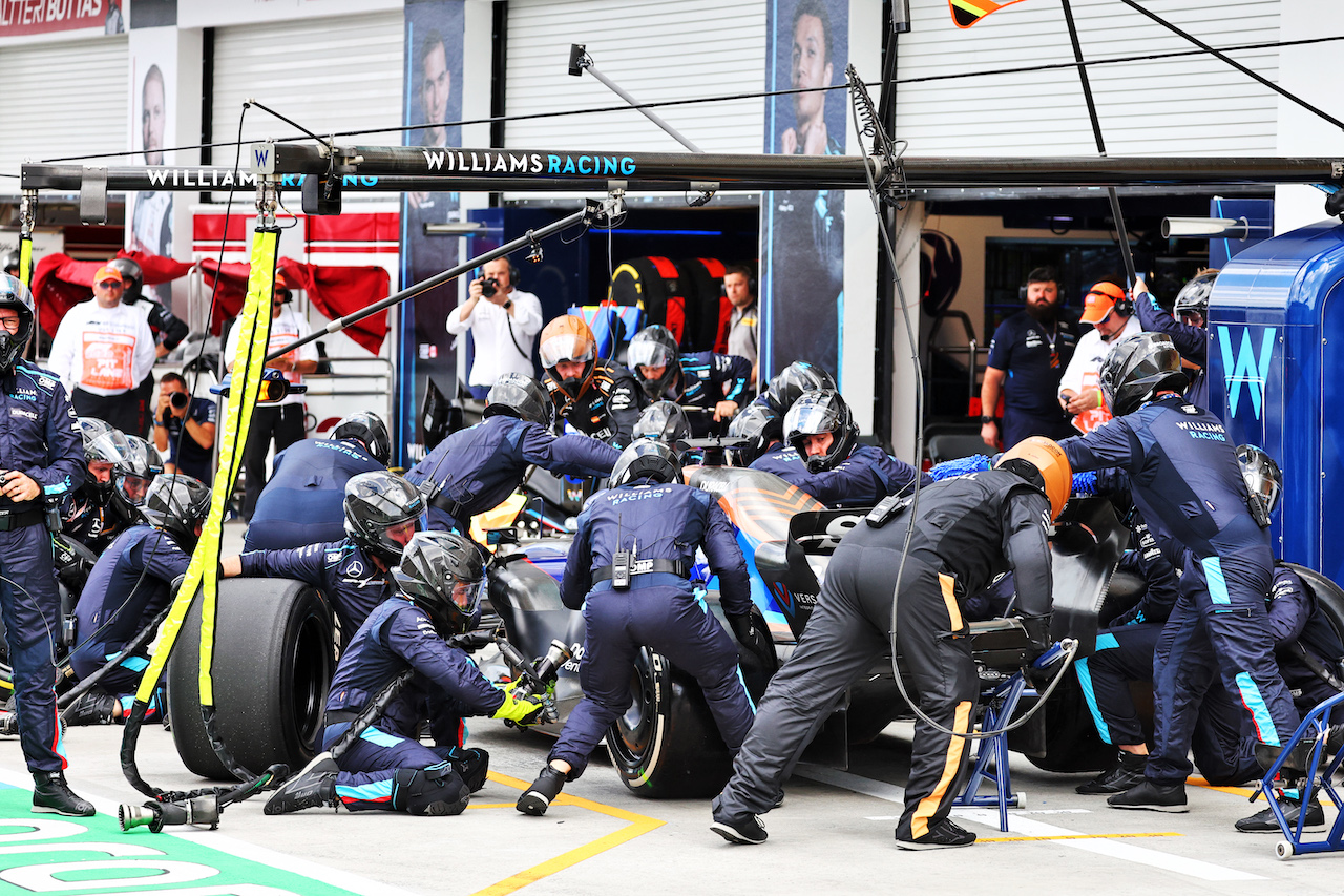 GP MIAMI, Alexander Albon (THA) Williams Racing FW44 makes a pit stop.
08.05.2022. Formula 1 World Championship, Rd 5, Miami Grand Prix, Miami, Florida, USA, Gara Day.
- www.xpbimages.com, EMail: requests@xpbimages.com © Copyright: Batchelor / XPB Images