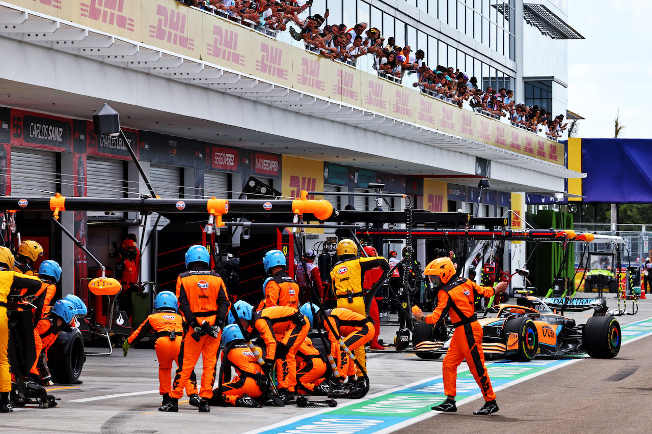 GP MIAMI, Lando Norris (GBR) McLaren MCL36 makes a pit stop.
08.05.2022. Formula 1 World Championship, Rd 5, Miami Grand Prix, Miami, Florida, USA, Gara Day.
- www.xpbimages.com, EMail: requests@xpbimages.com © Copyright: Batchelor / XPB Images