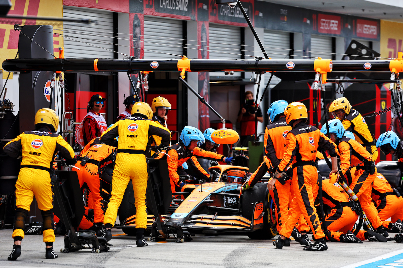 GP MIAMI, Lando Norris (GBR) McLaren MCL36 makes a pit stop.
08.05.2022. Formula 1 World Championship, Rd 5, Miami Grand Prix, Miami, Florida, USA, Gara Day.
- www.xpbimages.com, EMail: requests@xpbimages.com © Copyright: Batchelor / XPB Images