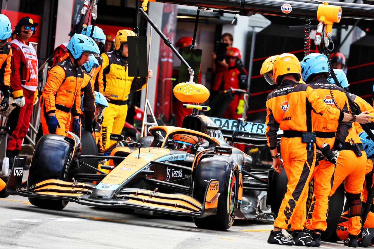 GP MIAMI, Lando Norris (GBR) McLaren MCL36 makes a pit stop.
08.05.2022. Formula 1 World Championship, Rd 5, Miami Grand Prix, Miami, Florida, USA, Gara Day.
- www.xpbimages.com, EMail: requests@xpbimages.com © Copyright: Batchelor / XPB Images