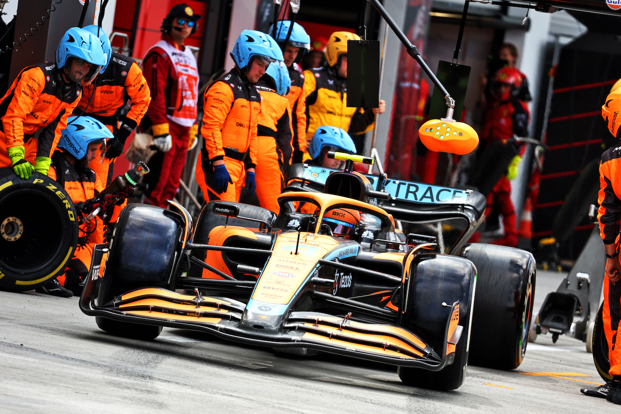 GP MIAMI, Lando Norris (GBR) McLaren MCL36 makes a pit stop.
08.05.2022. Formula 1 World Championship, Rd 5, Miami Grand Prix, Miami, Florida, USA, Gara Day.
- www.xpbimages.com, EMail: requests@xpbimages.com © Copyright: Batchelor / XPB Images