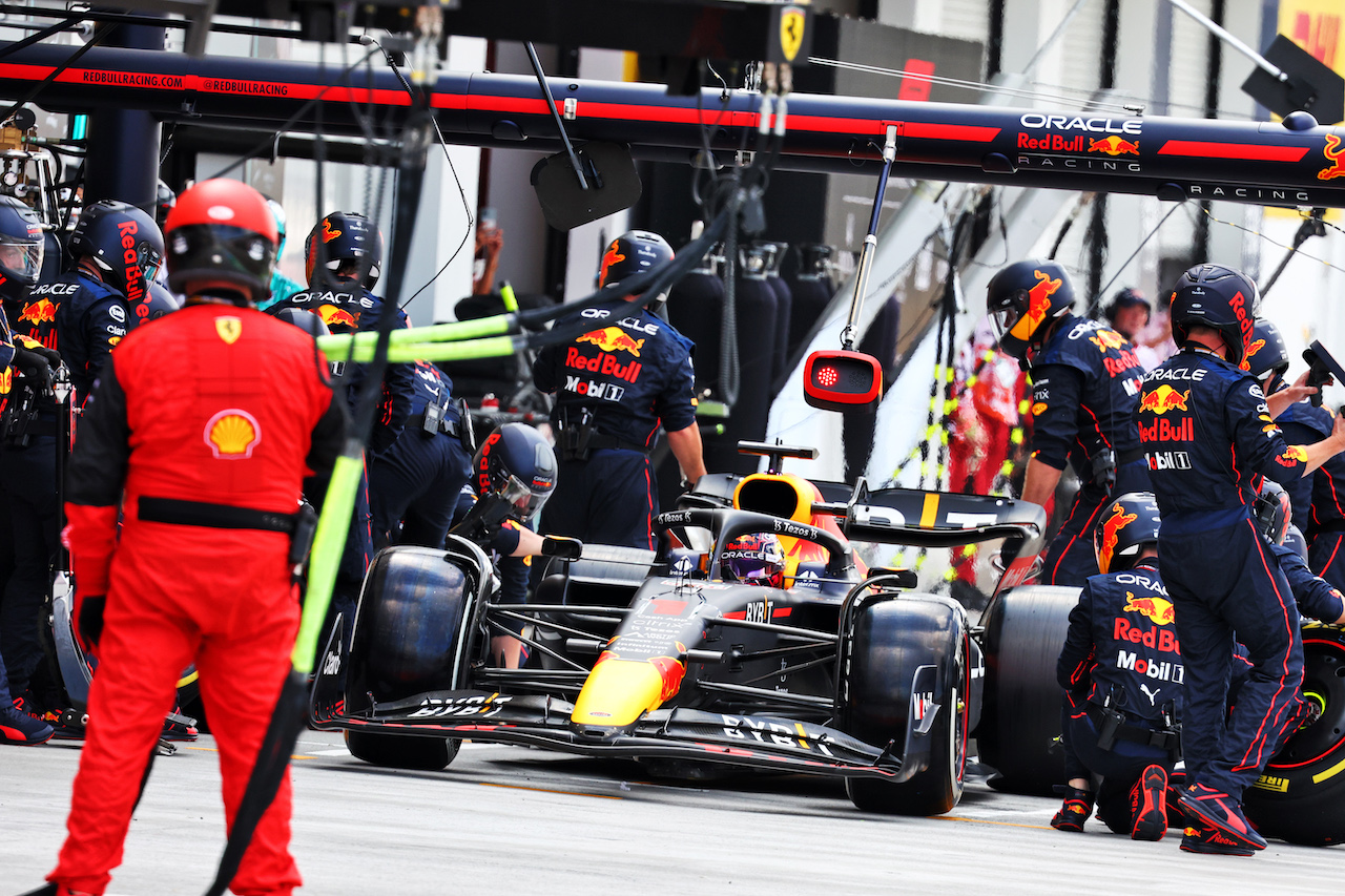 GP MIAMI, Max Verstappen (NLD) Red Bull Racing RB18 makes a pit stop.
08.05.2022. Formula 1 World Championship, Rd 5, Miami Grand Prix, Miami, Florida, USA, Gara Day.
- www.xpbimages.com, EMail: requests@xpbimages.com © Copyright: Batchelor / XPB Images