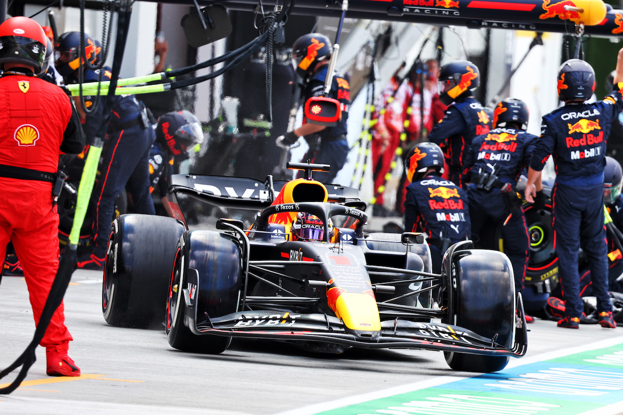 GP MIAMI, Max Verstappen (NLD) Red Bull Racing RB18 makes a pit stop.
08.05.2022. Formula 1 World Championship, Rd 5, Miami Grand Prix, Miami, Florida, USA, Gara Day.
- www.xpbimages.com, EMail: requests@xpbimages.com © Copyright: Batchelor / XPB Images