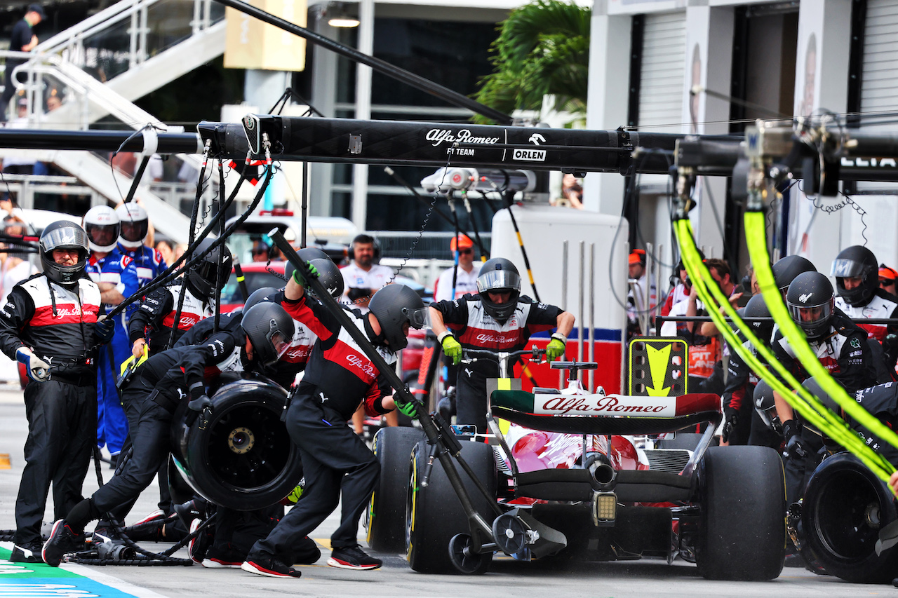 GP MIAMI, Valtteri Bottas (FIN) Alfa Romeo F1 Team C42 makes a pit stop.
08.05.2022. Formula 1 World Championship, Rd 5, Miami Grand Prix, Miami, Florida, USA, Gara Day.
- www.xpbimages.com, EMail: requests@xpbimages.com © Copyright: Batchelor / XPB Images