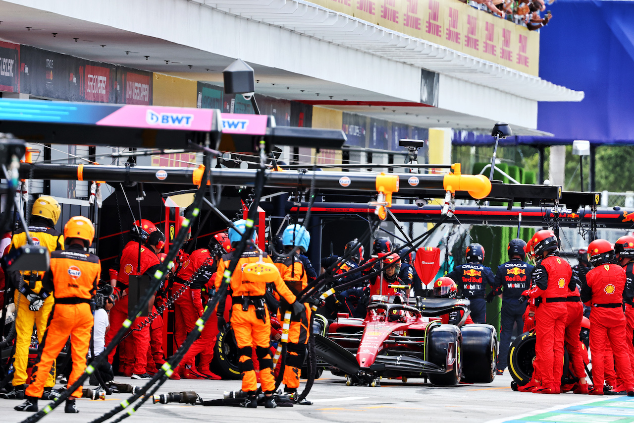 GP MIAMI, Carlos Sainz Jr (ESP) Ferrari F1-75 makes a pit stop.
08.05.2022. Formula 1 World Championship, Rd 5, Miami Grand Prix, Miami, Florida, USA, Gara Day.
- www.xpbimages.com, EMail: requests@xpbimages.com © Copyright: Batchelor / XPB Images