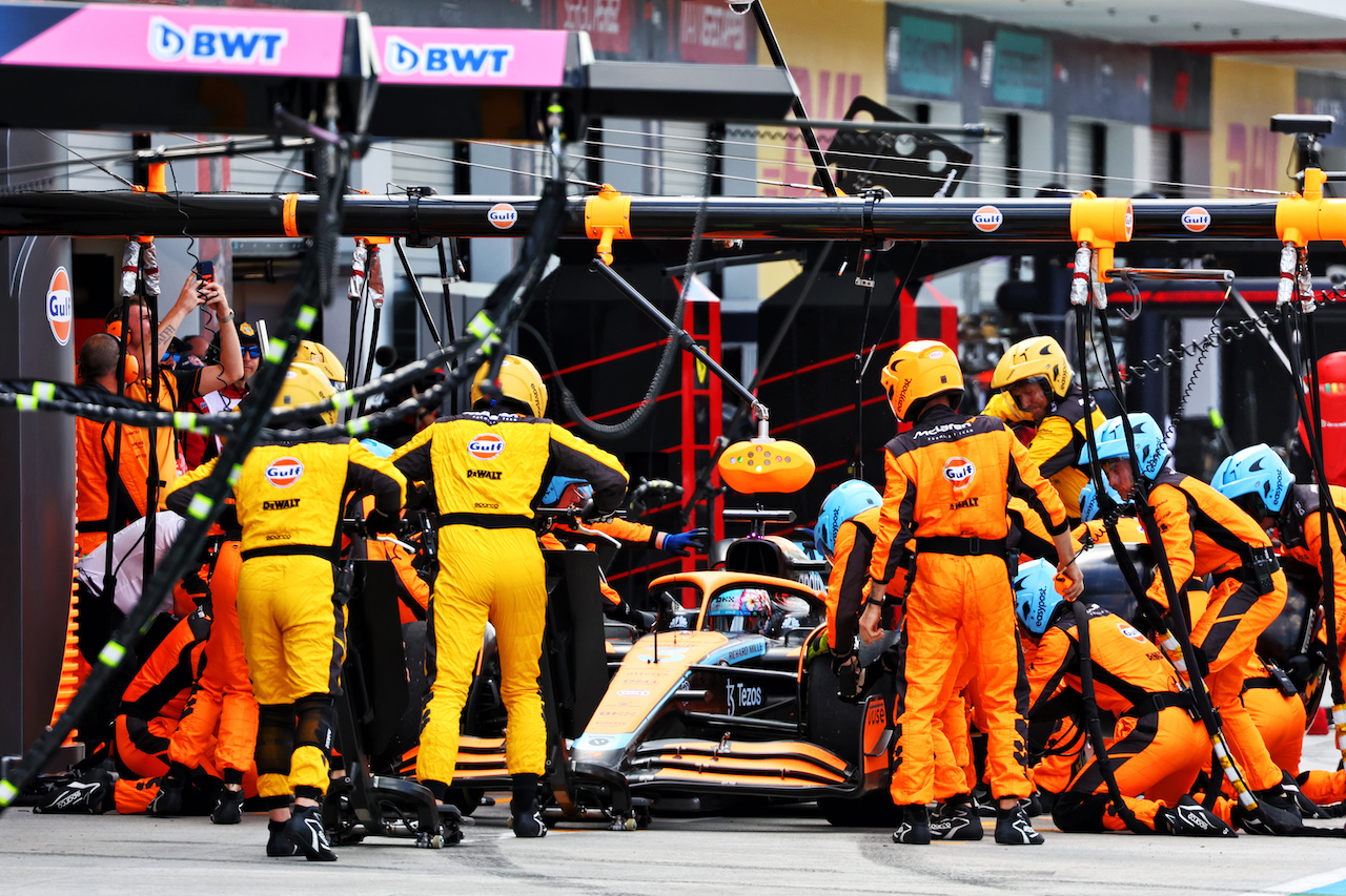 GP MIAMI, Daniel Ricciardo (AUS) McLaren MCL36 makes a pit stop.
08.05.2022. Formula 1 World Championship, Rd 5, Miami Grand Prix, Miami, Florida, USA, Gara Day.
- www.xpbimages.com, EMail: requests@xpbimages.com © Copyright: Batchelor / XPB Images