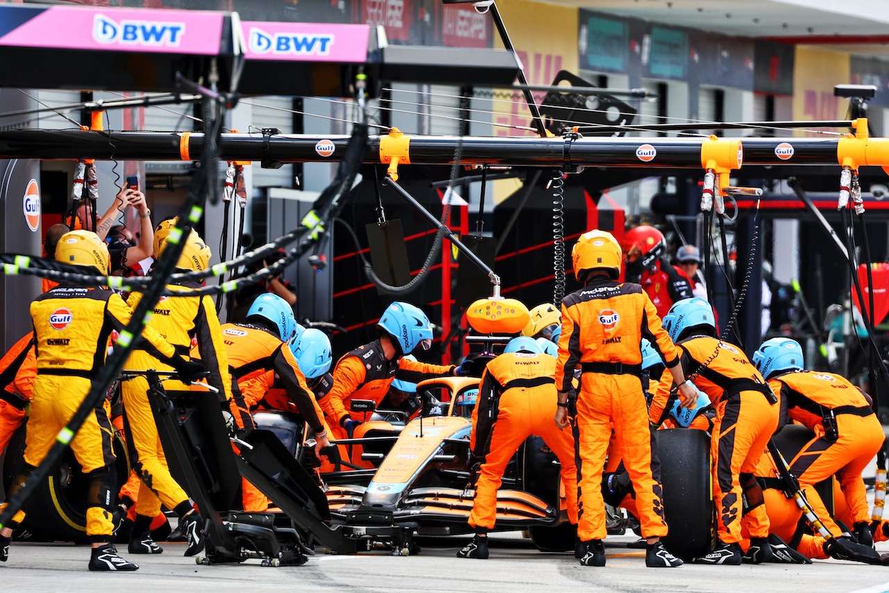 GP MIAMI, Daniel Ricciardo (AUS) McLaren MCL36 makes a pit stop.
08.05.2022. Formula 1 World Championship, Rd 5, Miami Grand Prix, Miami, Florida, USA, Gara Day.
- www.xpbimages.com, EMail: requests@xpbimages.com © Copyright: Batchelor / XPB Images