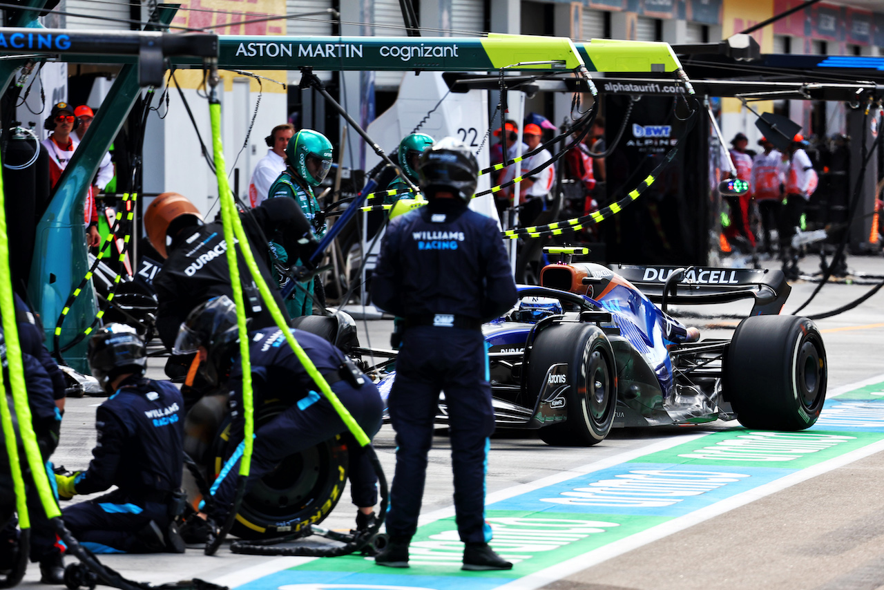 GP MIAMI, Nicholas Latifi (CDN) Williams Racing FW44 makes a pit stop.
08.05.2022. Formula 1 World Championship, Rd 5, Miami Grand Prix, Miami, Florida, USA, Gara Day.
- www.xpbimages.com, EMail: requests@xpbimages.com © Copyright: Batchelor / XPB Images