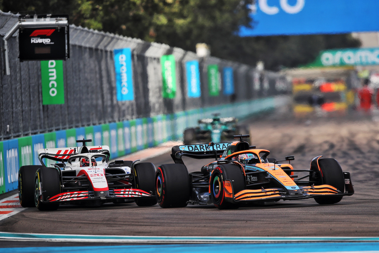 GP MIAMI, Daniel Ricciardo (AUS) McLaren MCL36 e Kevin Magnussen (DEN) Haas VF-22.
08.05.2022. Formula 1 World Championship, Rd 5, Miami Grand Prix, Miami, Florida, USA, Gara Day.
 - www.xpbimages.com, EMail: requests@xpbimages.com © Copyright: Coates / XPB Images